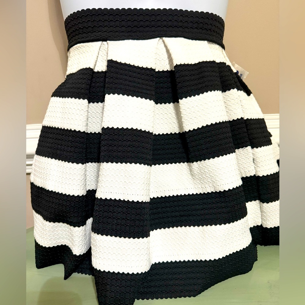 White and black skirt. Cotton and heavy texture. Great piece